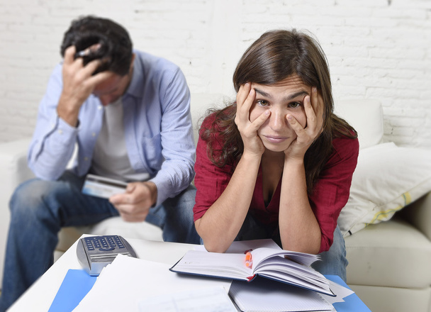 mladý pár, strach a zoufalství na finanční problémy doma ve stresu účtování bankovních plateb - Fotografie, Obrázek