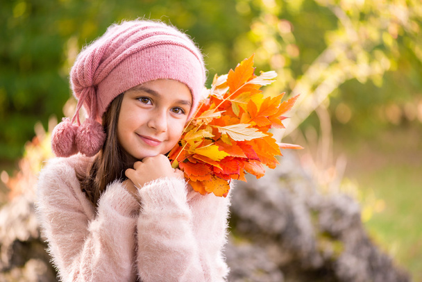 αξιολάτρευτο κοριτσάκι σε εξωτερικούς χώρους σε όμορφη μέρα του φθινοπώρου - Φωτογραφία, εικόνα