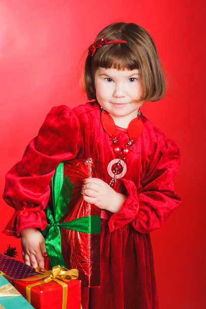 Happy child with gift box - Foto, Bild