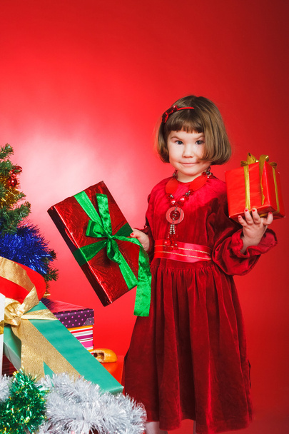 Cute little girl with presents - Valokuva, kuva