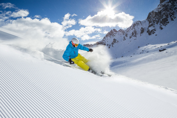 高い山の中でスキー滑降 - 写真・画像