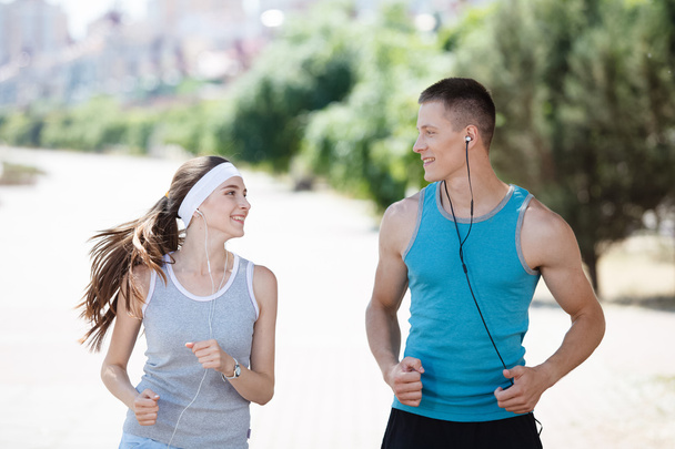 Jeune couple jogging dans le parc le matin. Santé et fitness
. - Photo, image