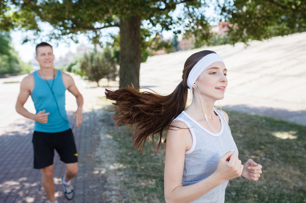 mladý pár, běhání v parku na ráno. zdraví a fitness. - Fotografie, Obrázek