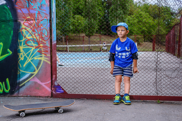 Young boy with his skateboard at a tennis court - Foto, immagini