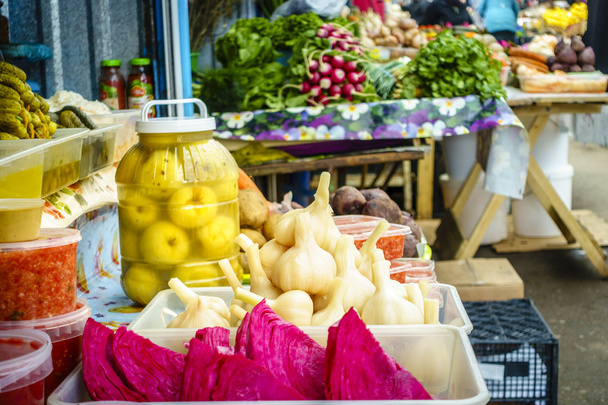 Marynowane warzywa na sprzedaż na rynku rolników - Zdjęcie, obraz