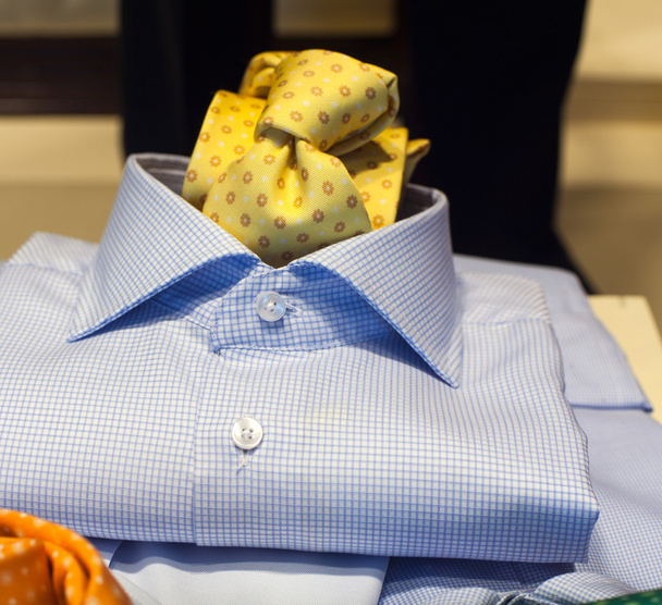 Camisa y corbata masculina
 - Foto, Imagen