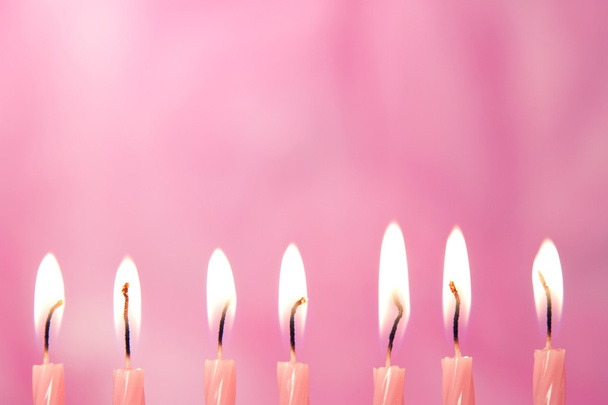 conjunto de velas iluminadas rosa sobre fondo rosa
 - Foto, imagen