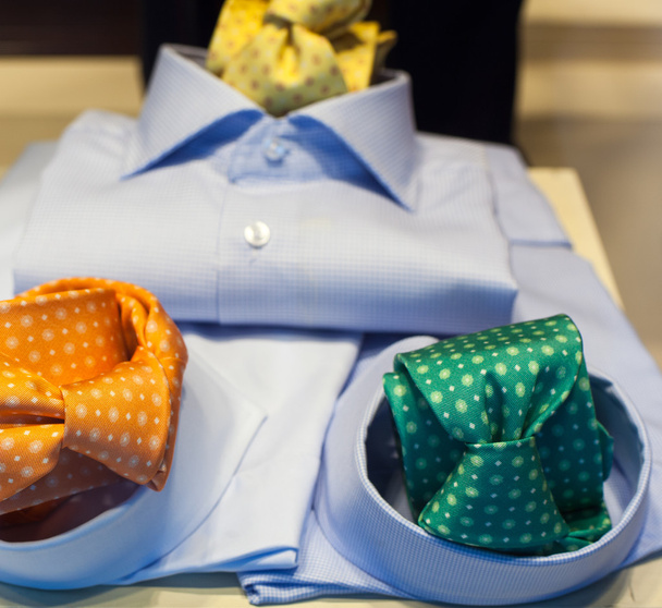 Hemden und Krawatten für Männer - Foto, Bild