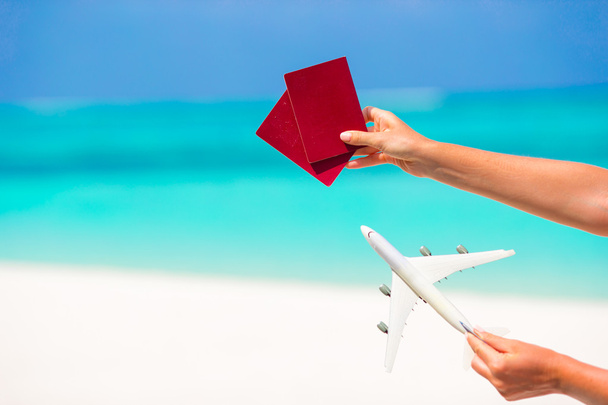 Крупним планом паспорти і білий мініатюрний фон літака бірюзове море
 - Фото, зображення