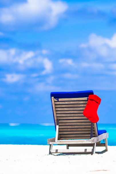 Κόκκινο santa κάλτσα σε καρέκλα παραλία στο τροπικό διακοπ - Φωτογραφία, εικόνα