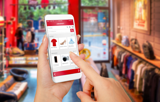 Смартфон онлайн покупки в руці жінки
 - Фото, зображення