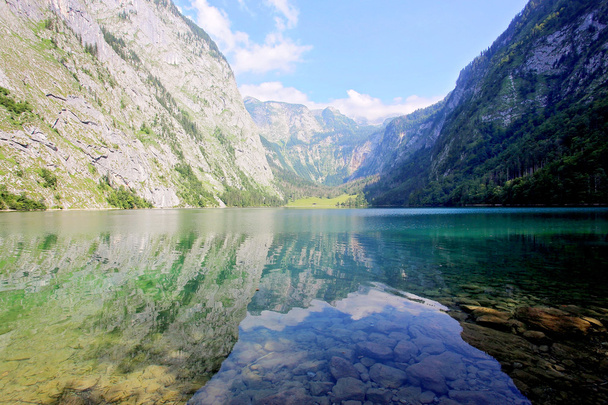 Lago de montaña cristalina en los Alpes
 - Foto, Imagen