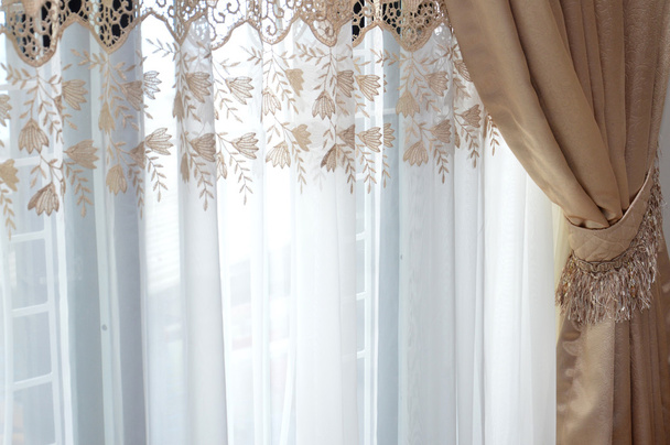 cortina de seda en la ventana
 - Foto, imagen