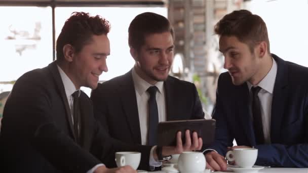 La rencontre de trois hommes d'affaires
 - Séquence, vidéo