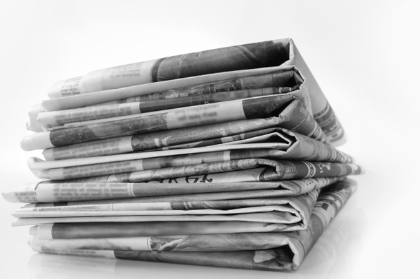 Zeitungen übereinander gestapelt - Foto, Bild