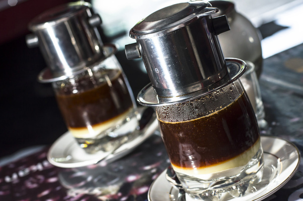 Kahvi tippuu vietnamilaiseen tyyliin kahvilassa
 - Valokuva, kuva
