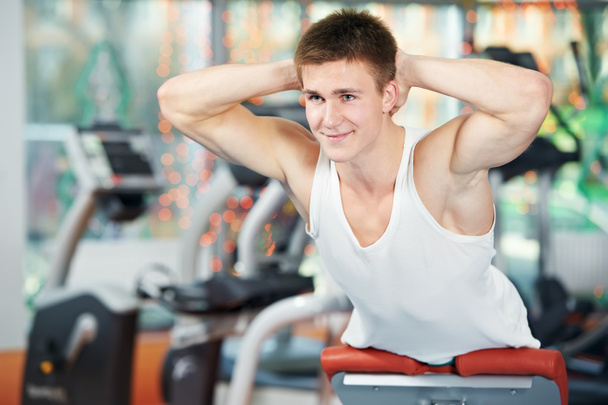 Bodybuilding man at abdominal crunch exercises - Фото, зображення