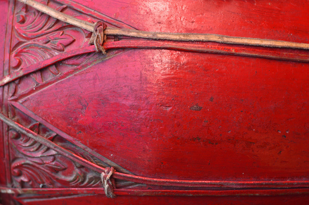 gedetailleerde structuur op oude rode percussie trommel - Foto, afbeelding