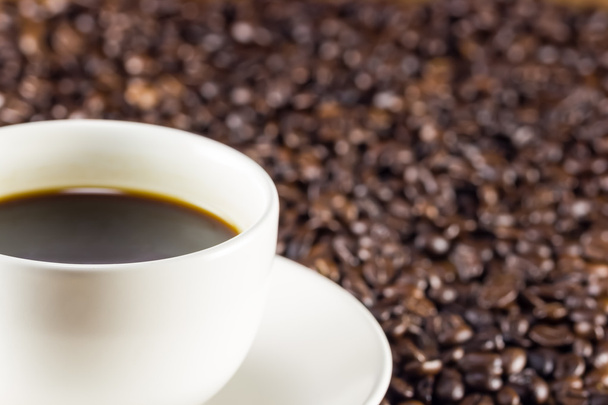 egy csésze kávé és kávé bab háttér, meleg tónus, válasszuk - Fotó, kép
