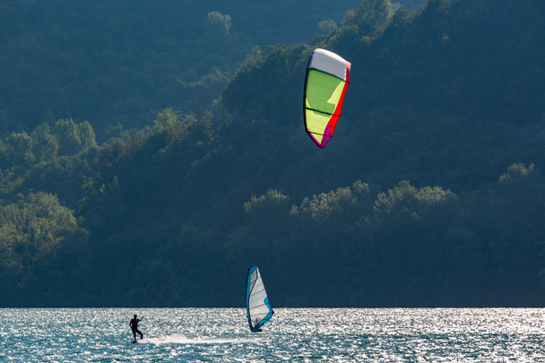 Kiteboarder sur le lac
 - Photo, image