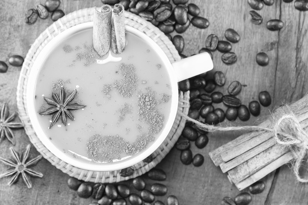 кава на чашці з кавовими зернами та паличками кориці на дереві
 - Фото, зображення