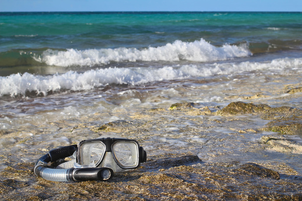 Αναπνευστήρας και μάσκα στην παραλία για το φόντο της θάλασσας/ουρανού, ρηχά - Φωτογραφία, εικόνα