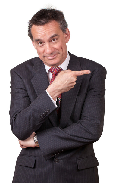 Hombre de negocios sonriente con traje señalando a la derecha
 - Foto, Imagen