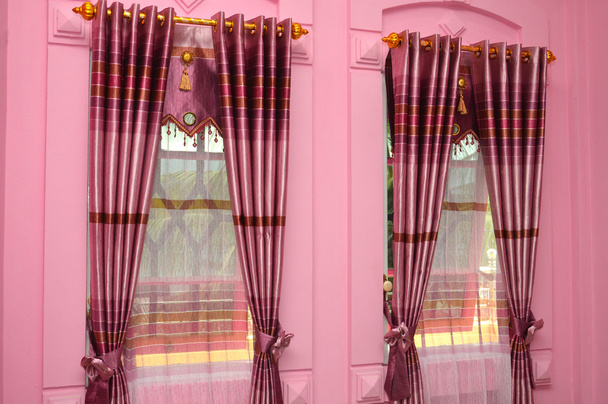 cortina de seda en las ventanas
 - Foto, imagen