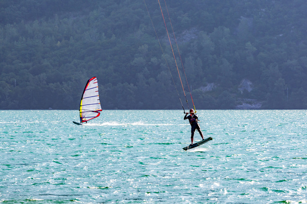Kiteboarder sur le lac
 - Photo, image