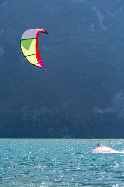 Kiteboarder en el lago
 - Foto, Imagen