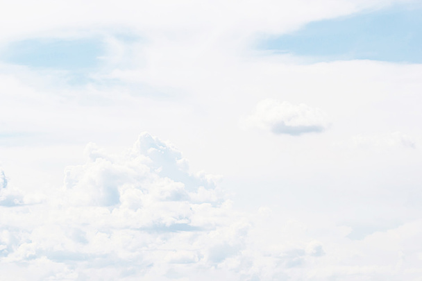 Λευκά σύννεφα και μπλε φόντο του ουρανού - Φωτογραφία, εικόνα