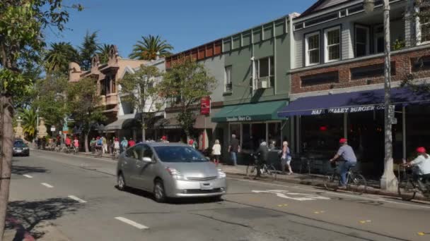 Cyklisté jezdí v centru Sausalito Kalifornie - Záběry, video