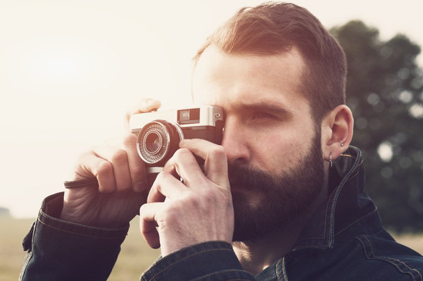 man holding retro camera - Foto, imagen