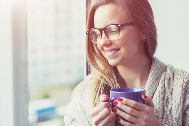 cheerful girl drinking coffee - Zdjęcie, obraz
