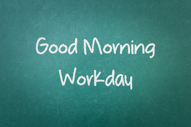 Textura de parede de quadro negro verde com uma palavra Good Morning Workday
 - Foto, Imagem
