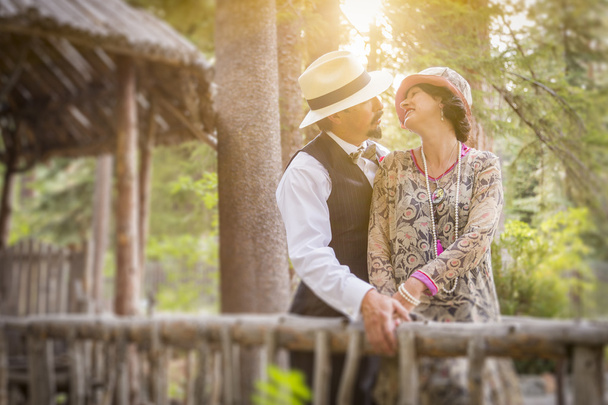 1920 年代には木製の橋でロマンチックなカップルが服を着てください。 - 写真・画像
