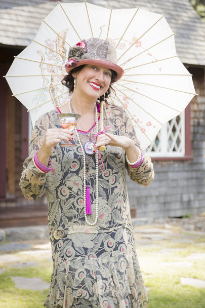 1920'lerde kız şemsiye ve bardak şarap portre giyinmiş - Fotoğraf, Görsel