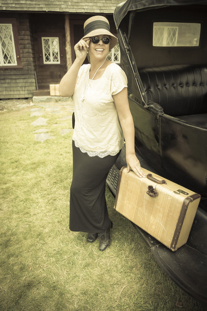 feliz 1920 vestido menina segurando mala ao lado de carro vintage
 - Foto, Imagem