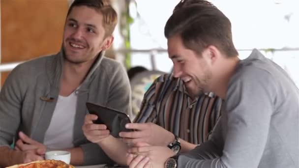 Casual ντυμένοι επιχειρηματίες σε ένα εστιατόριο - Πλάνα, βίντεο