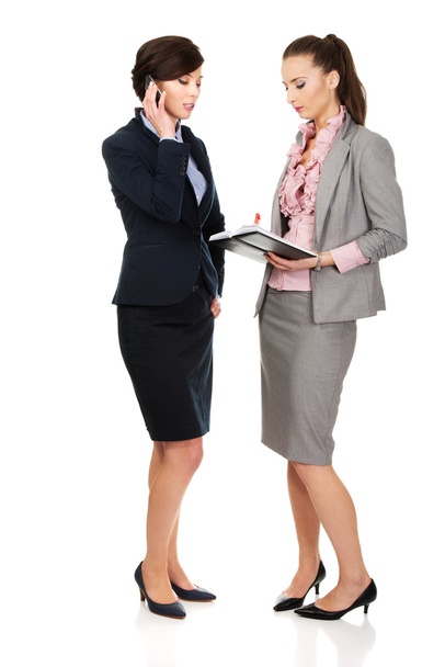 Two businesswomans discussing with eachother. - Foto, Imagem