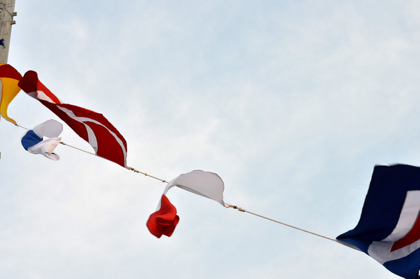 banderas marítimas contra el cielo azul
 - Foto, imagen
