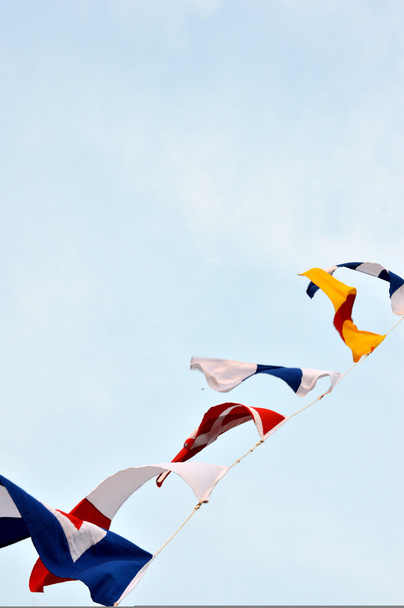 Морские флаги против голубого неба
 - Фото, изображение