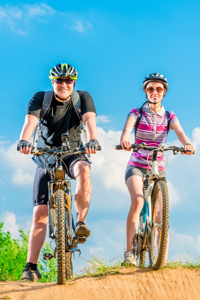 glückliches Paar auf dem Fahrrad am Berg - Foto, Bild