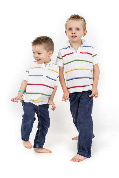 Dois meninos pequenos isolados em um fundo branco
 - Foto, Imagem