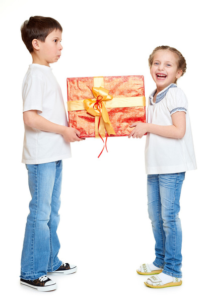 Junge und Mädchen mit roter Geschenkschachtel und goldener Schleife - Urlaubsobjekt-Konzept isoliert - Foto, Bild