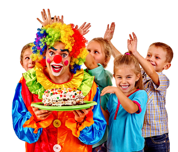 Pajac trzyma tort na urodziny z Grupa dzieci. - Zdjęcie, obraz