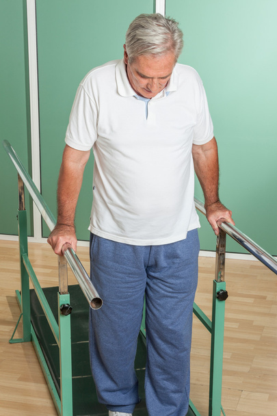 Hombre maduro rehabilitando sus piernas
 - Foto, Imagen