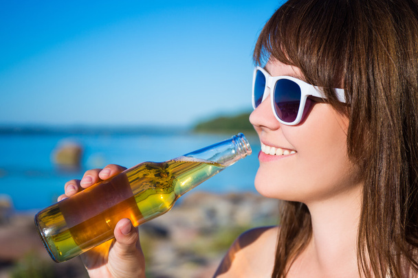 Portrait der schönen Frau Bier am Strand trinken - Foto, Bild