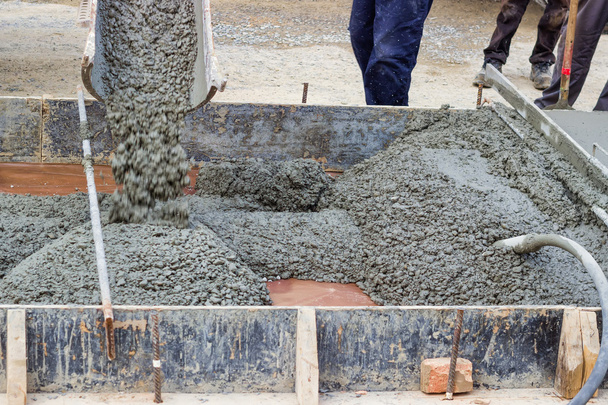 Wylewanie betonu w budowie - Zdjęcie, obraz