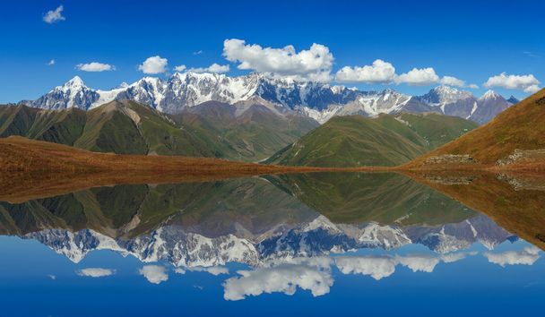 Hermoso paisaje de montaña reflejado en un lago
. - Foto, Imagen